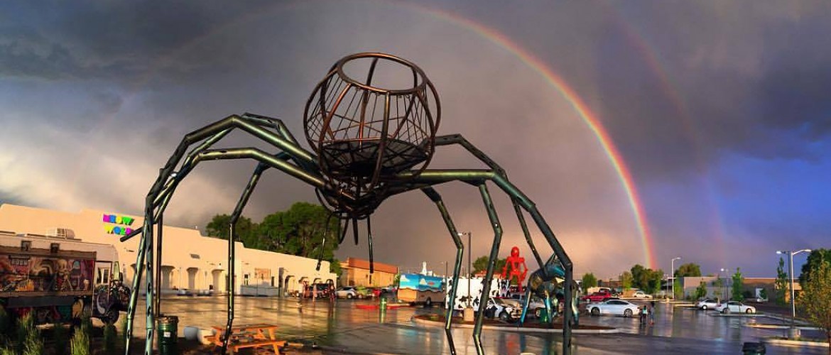 Photo - Giant spider sculpture